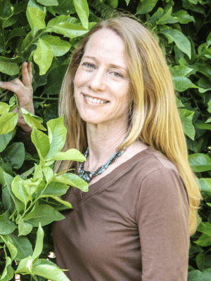 Headshot of Leslie Leavens